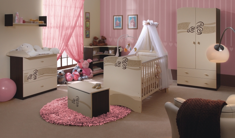 déco-chambre-bébé-peinture-papier-peint-rose-carpette