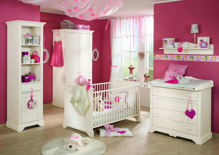 déco-chambre-bébé-rose-rideaux-peinture-mobilier