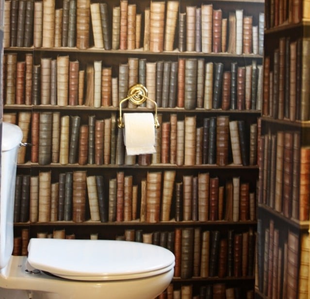 déco-de-toilette-idée-originale-papier-peint-bibliothèque