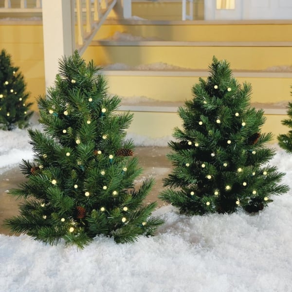 déco-extérieure-sapins-Noël-guirlandes-lumineuses-LED