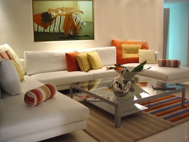 déco-intérieur-maison-idée-originale-canapé-d`angle-coussins-tapis-table-basse-rectangulaire