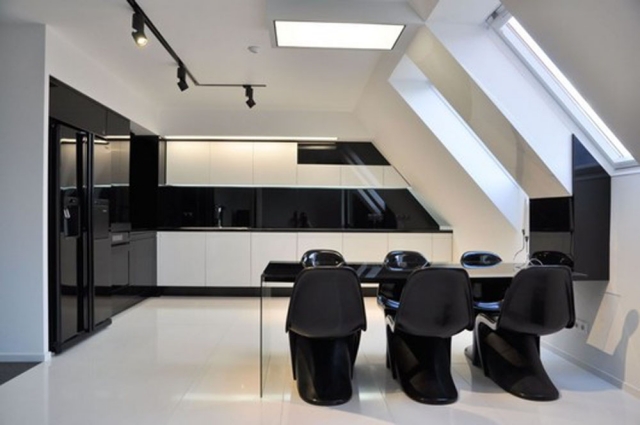 déco-moderne-noir-blanc-chaises-table-rectangulaire-salle-à-manger