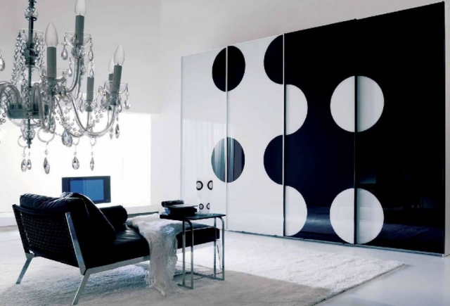 déco-moderne-noir-blanc-lampe-plafond-cercles-muraux