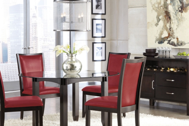 déco-salle-à-manger-idée-originale-chaises-rouges-table-verre
