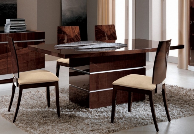 déco-salle-à-manger-idée-originale-chaises-table-rectangulaire-bois