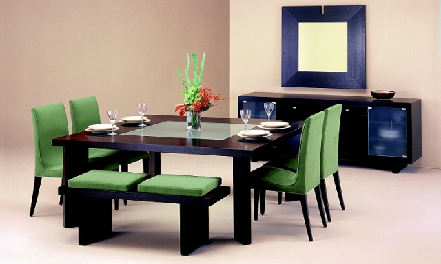 déco-salle-à-manger-idée-originale-chaises-vertes-table-carrée
