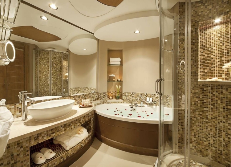 déco-salle-bains-baignoire-ovale-faux-plafond-mosaique-dorée