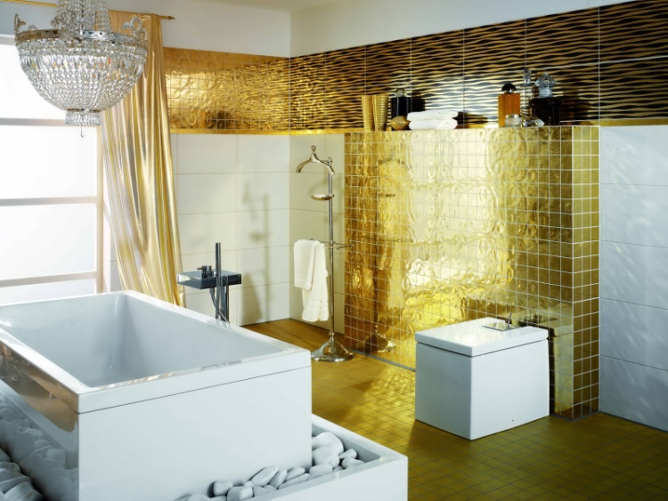 déco-salle-bains-carrealge-jaune-noir-doré-baignoire-lustre