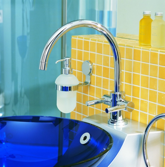 déco-salle-de-bain-idée-originale-couleur-jaune-carreaux-robinet