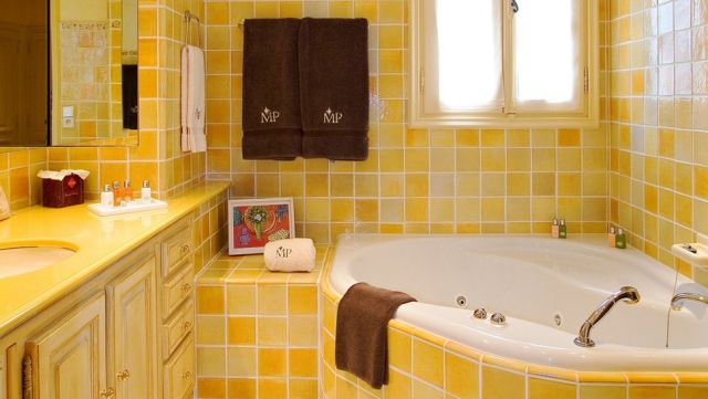 déco-salle-de-bain-idée-originale-couleur-jaune-carreaux