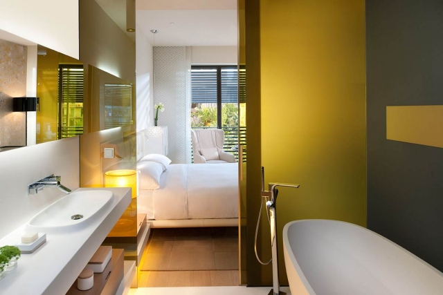 déco-salle-de-bain-idée-originale-couleur-jaune-lavabo-luminaire