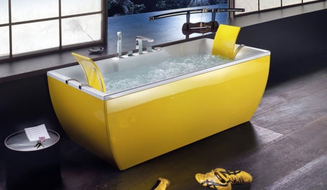 déco-salle-de-bain-idee-originale-baignoire-jaune