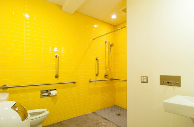 déco-salle-de-bain-idee-originale-couleur-jaune-carreaux-jaunes-toilettes
