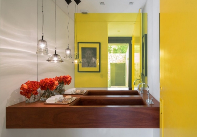 déco-salle-de-bain-idee-originale-couleur-jaune-lavabo-bois