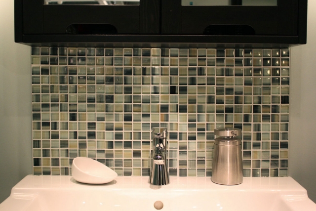 déco-salle-de-bains-idée-originale-mosaïques-lavabo