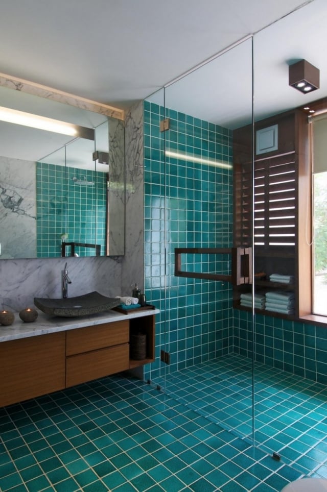 déco-salle-de-bains-idée-originale-paroi-transparent-mosaïque-bleue