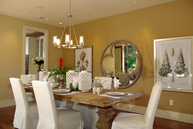 déco-salle-manger-maritime-chaises-blanches-table-bois-lustre-élégant-murs-couleur-sable
