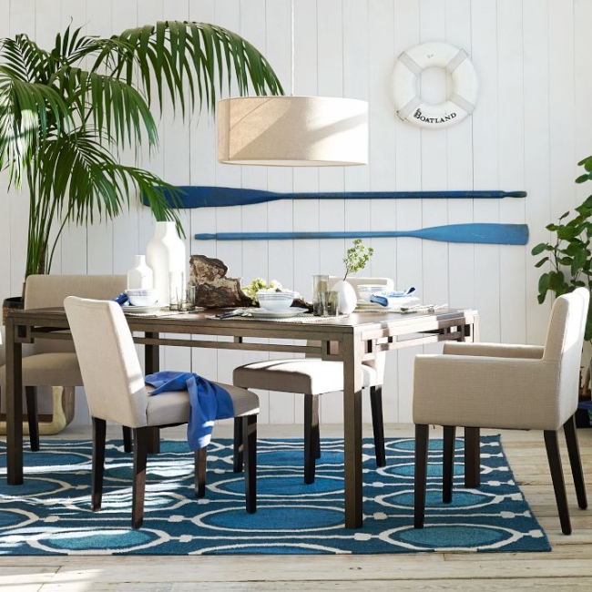 déco-salle-manger-maritime-chaises-blancs-tapis-bleu-motifs-blancs