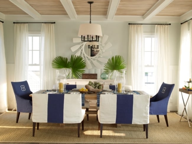 déco-salle-manger-maritime-chaises-housses-bleu-foncé-blanc-tapis-sable-rames-cadre-miroir