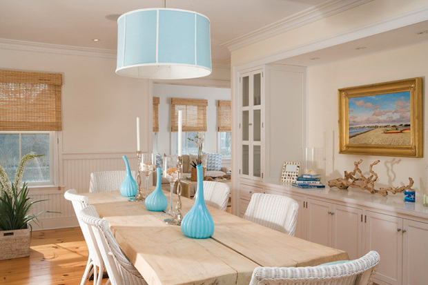 déco-salle-manger-maritime-lustre-bleu-clair-vases-verre-table-bois-chaises-blanches