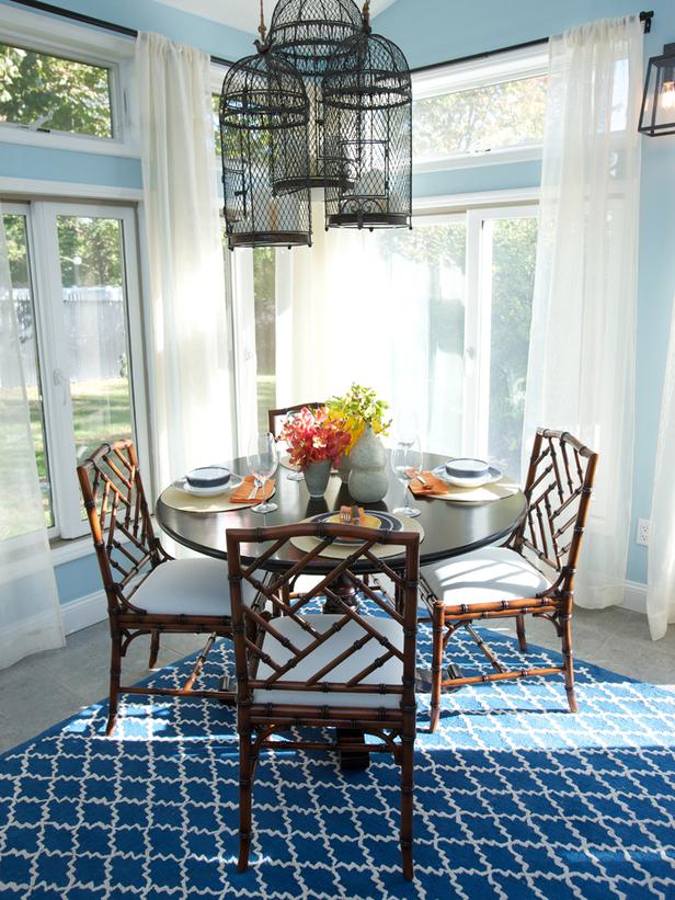 déco-salle-manger-maritime-lustre-cages-chaises-bois-coussins-blancs-tapis-bleu-motifs-blancs