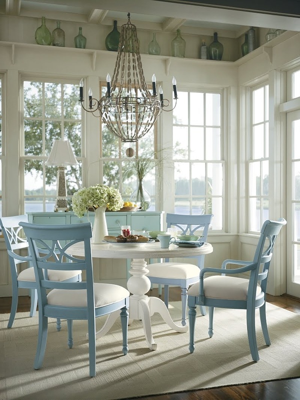 déco-salle-manger-maritime-lustre-grand-chaises-blanc-bleu-clair-table-blanche déco salle à manger