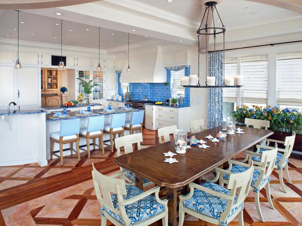 déco salle à manger déco-salle-manger-maritime-table-bois-étoiles-mer-blanches-lustre-bougies-chaises-bois-blanc-motifs-bleu