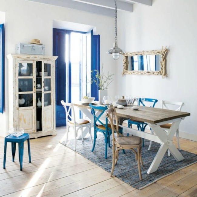 déco-salle-manger-maritime-table-chaises-bois-cadre-miroir-bois-flotté-accents-bleu déco salle à manger