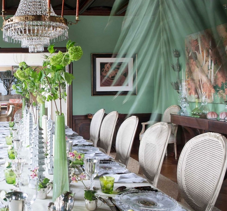 déco-salle-manger-sophistiquée-couleurs-claires-vert-menthe-lustre-cristal