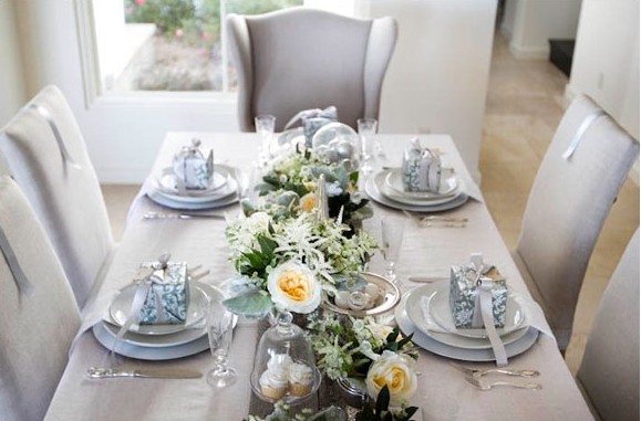 déco-table-Noël-22-idées-arrangement-fleurs-petits-cadeaux-assiettes-blanches déco table de Noël