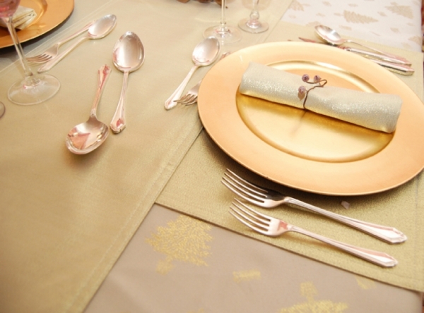 déco-table-Noël-22-idées-assiette-dorée-serviette-tissu-dorée déco table de Noël