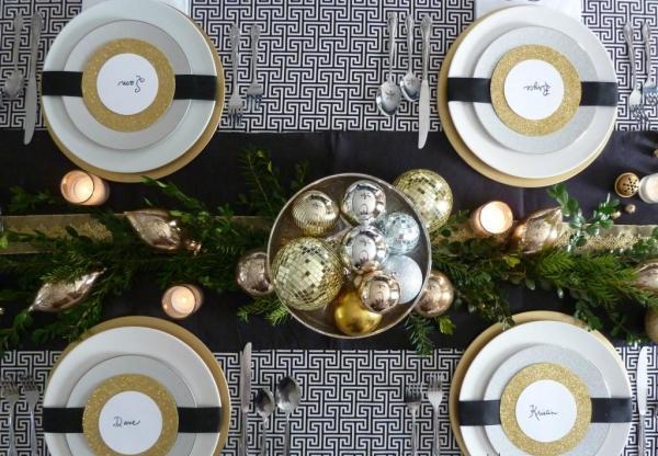 déco-table-Noël-22-idées-nappe-bleu-foncé-blanc-assiettes-liséré-or-branche-sapin-centre-table déco table de Noël
