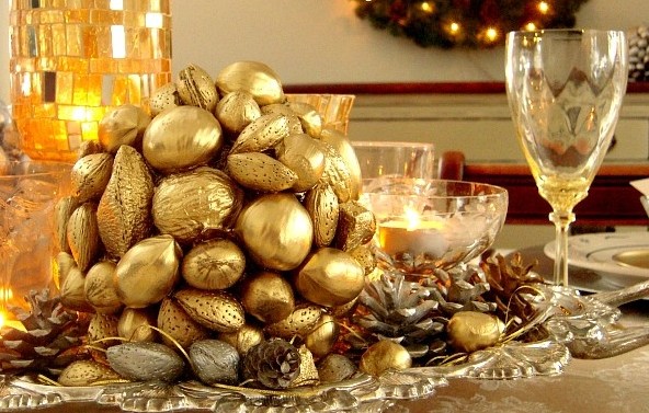 déco-table-Noël-22-idées-noix-dorés-argentés-plateaux-argent déco table de Noël