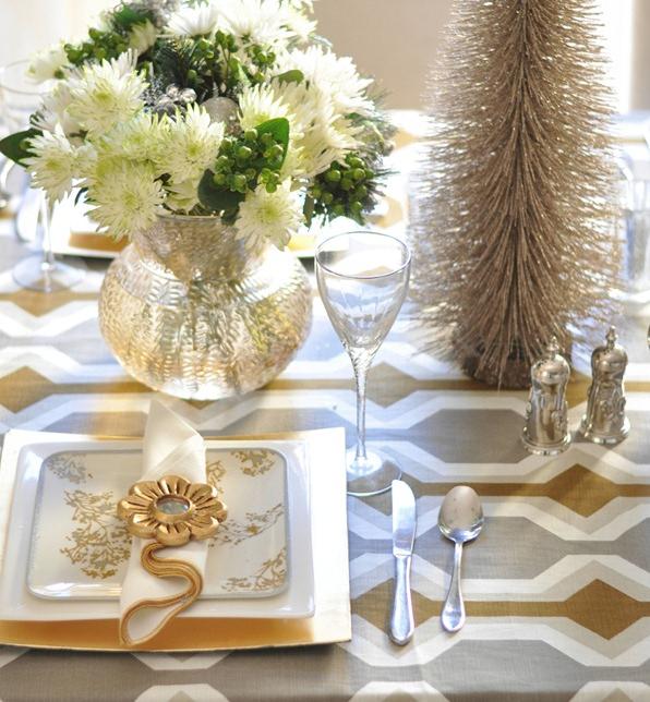 déco-table-Noël-22-idées-objets-décoratifs-dorés-assiette-blanche-motifs-dorés déco table de Noël