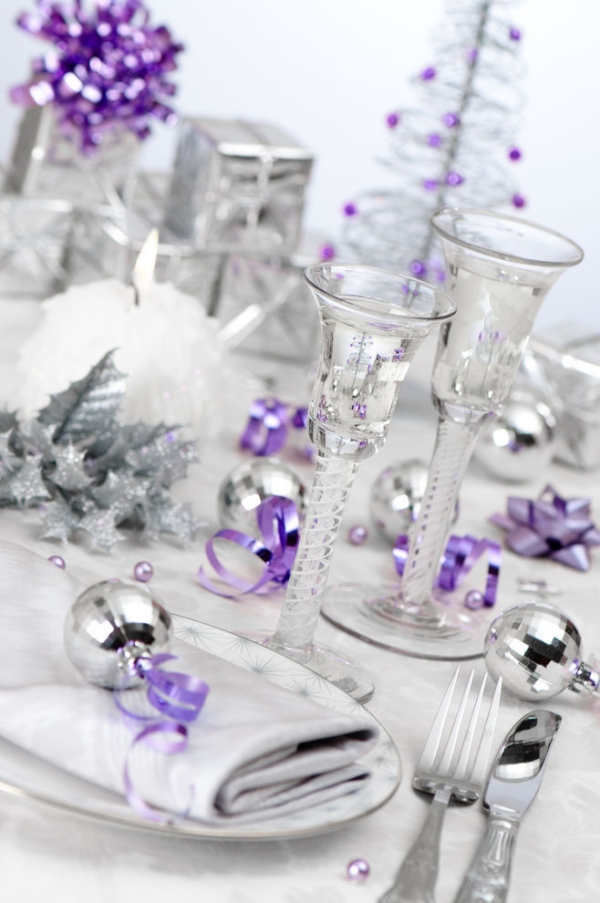 déco-table-Noël-22-idées-ruban-lilas-verres-cristal-feuilles-argentées déco table de Noël