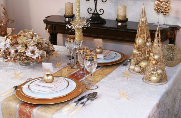 déco-table-Noël-22-idées-sapins-décoratifs-dorés-boules-Noel-arrangement-fleurs-doré déco table de Noël
