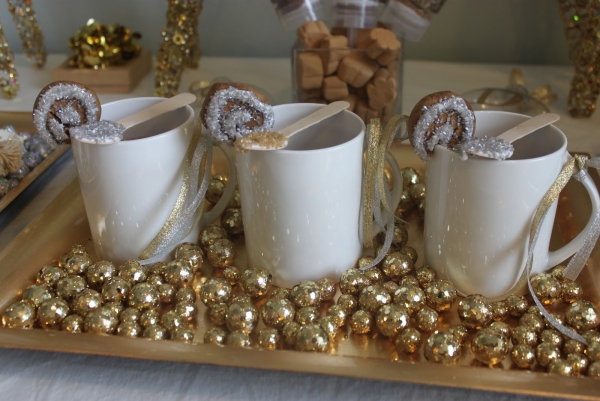 déco-table-Noël-22-idées-tasses-chocolat-chaud-plateau-boules-dorées-décoratives déco table de Noël