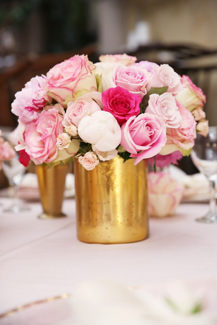 déco table mariage -centre-table-bouquet-roses-base-or