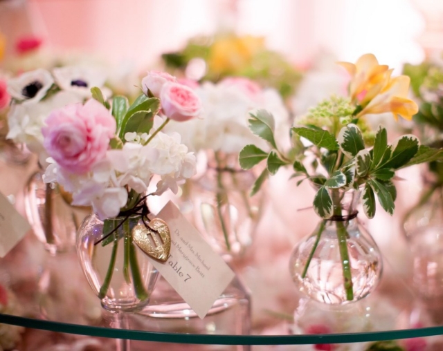 déco table mariage petits-vases-verre-fleurs