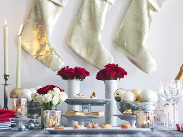 déco-table-roses-chaussettes-Noël-mur