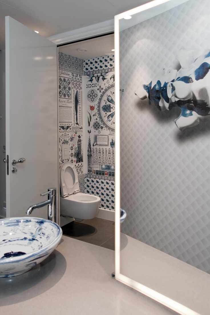 déco-toilette-blanc-bleu-idées-originales-pepier-peint
