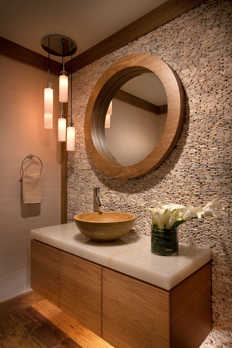 déco-toilette-luxe-cadre-miroir-meuble-bois-parement-pierre