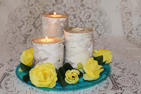 décoration avec bougies branches-bouleaux-coupées-roses