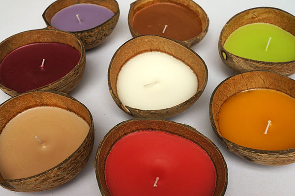 décoration avec bougies colorées-coques-noix-coco-super