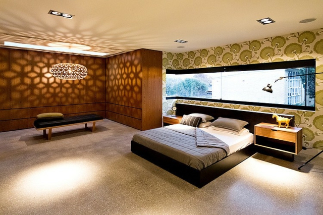 décoration-chambre-à-coucher-revêtement-bois-lampe-plafond