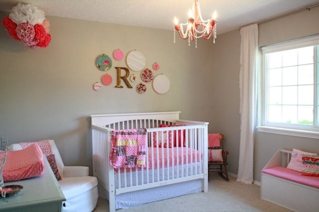 décoration chambre bébé blanc-rose-lustre