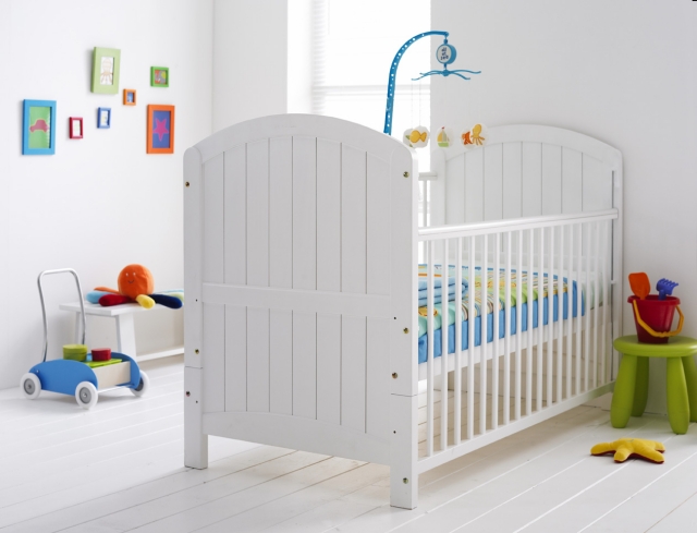 décoration chambre bébé blanche-couleurs-vives