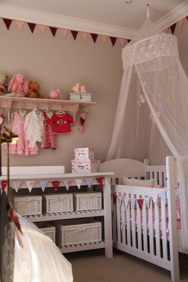 décoration chambre bébé couleurs-douces-ciel-lit
