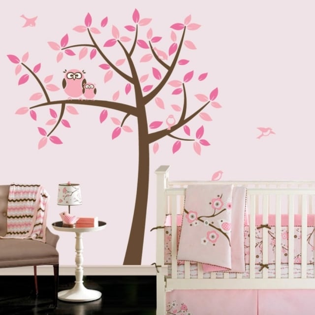 décoration-chambre-bébé-thème-hibou-arbre-lit-bébé-lampe-à-poser