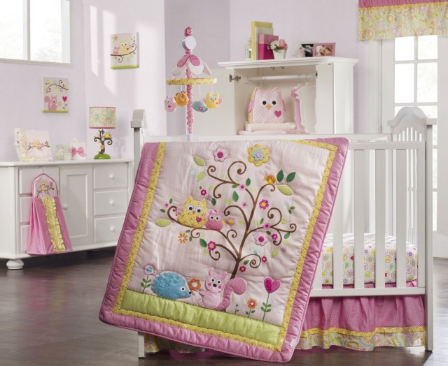 décoration-chambre-bébé-thème-hibou-couverture-lit-bebe-tableau-mural
